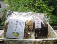 【ハブ茶】整腸、利尿作用又は高血圧や肝臓病に効果
【乾燥ゆず】煎じて飲むと細菌を殺し風邪の予防や咳止めに効果